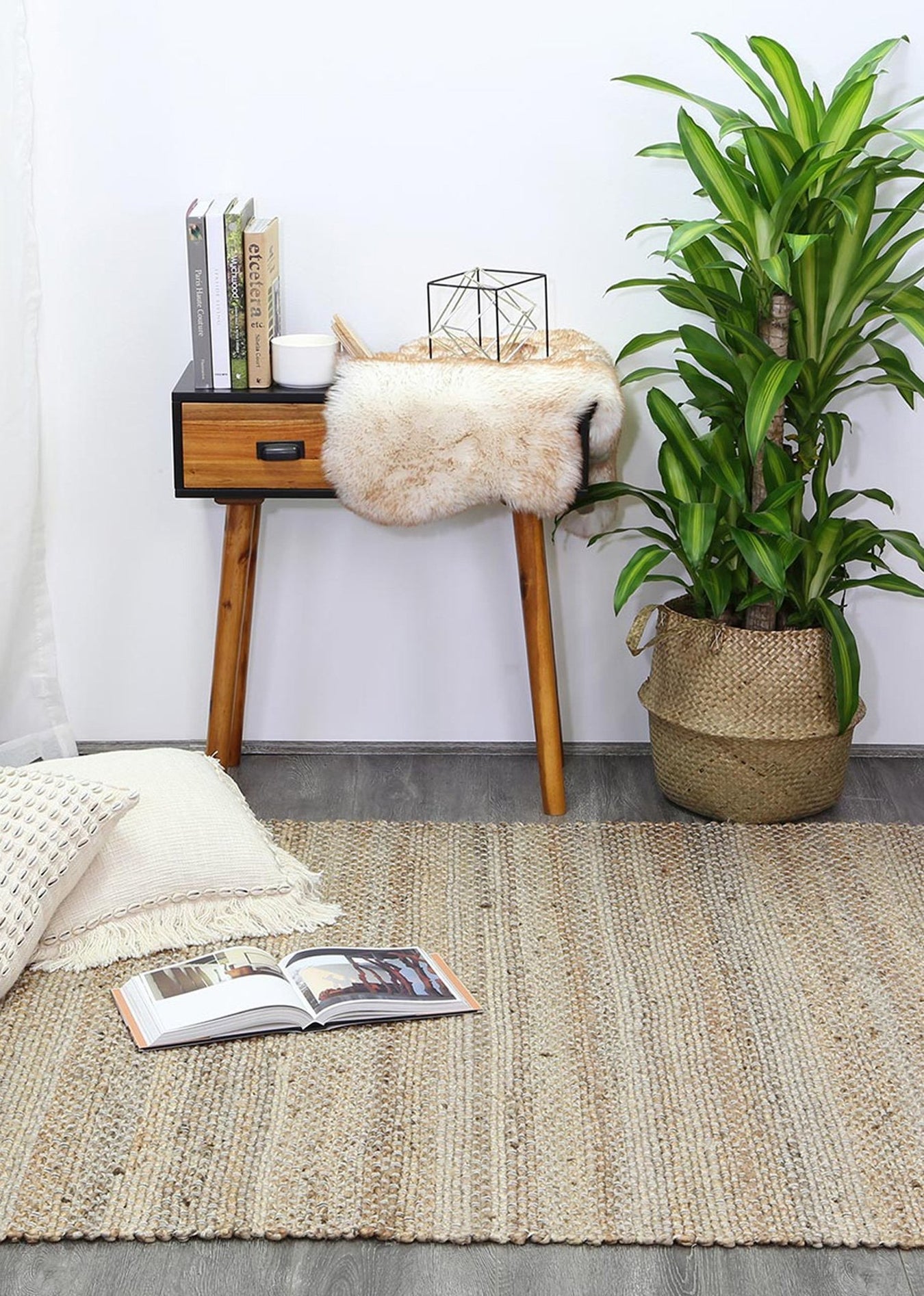 This casual rug is made using innately soft and durable natural fiber yarns