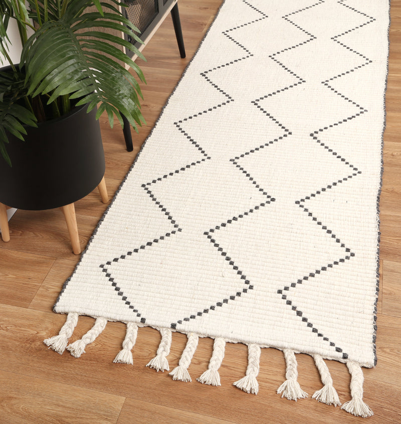 Leilani Diamond Tassel Cream Rug