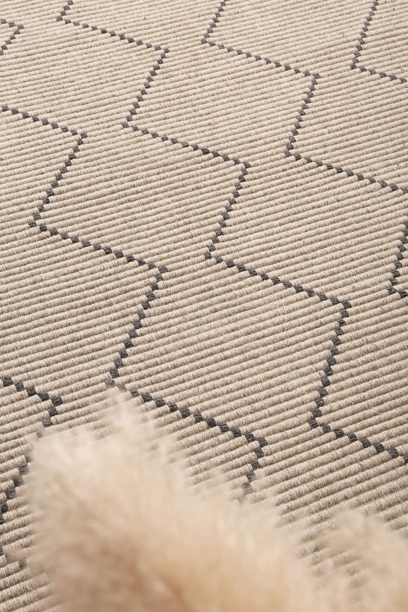 Leilani Diamond Tassel Ash Rug