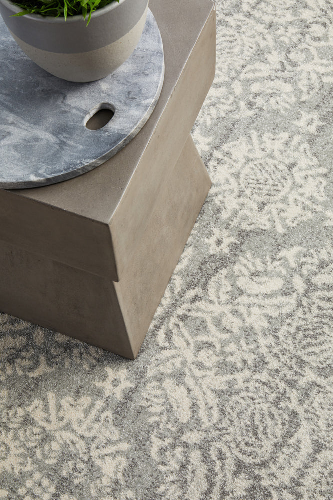 Gwyneth Stunning Transitional Silver Round Rug